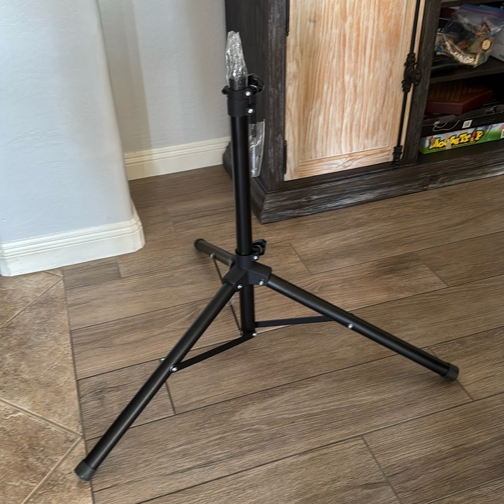 Generic tri pod stand for photos / video